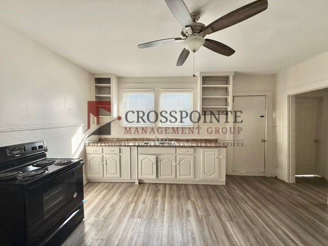 Building Photo - Bow St Triplex