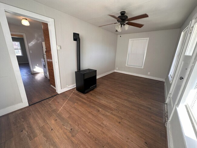 Building Photo - Two Bedroom, One Bath Home
