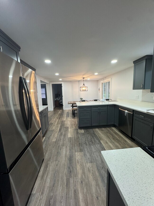 Foto del edificio - 587 Middleline Rd