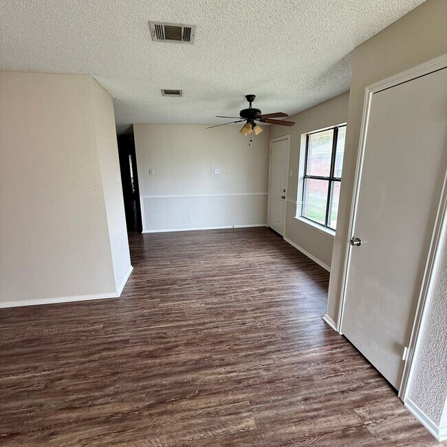 Foto del edificio - 2 bedroom Lorena ISD duplex