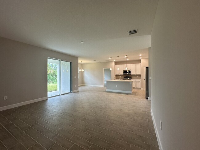 Foto del edificio - "3 bedroom, 2 bathroom home with a bonus r...