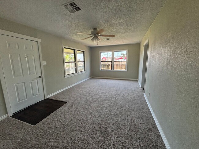 Foto del edificio - Lovely 3 Bedroom 1 Bathroom Home For Rent