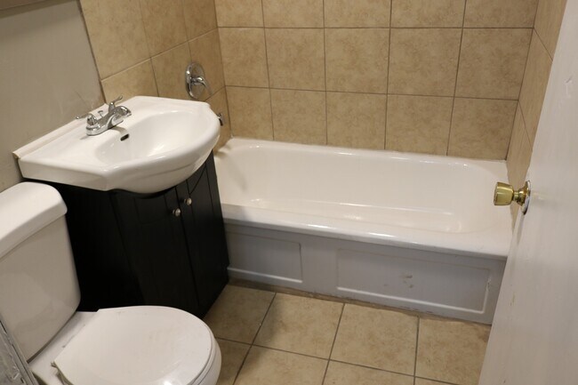 Foto del edificio - West Side of Gary Home Section 8 Welcomed