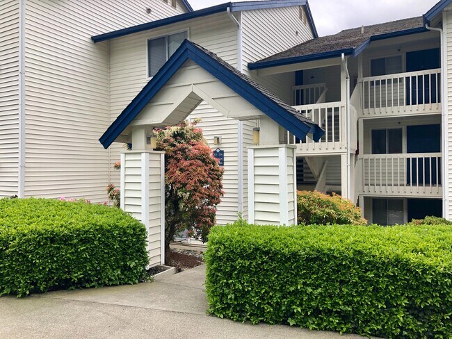Foto del edificio - 1 Bedroom Near Lake Washington With Pool!