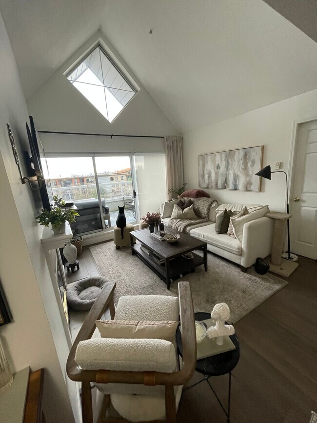 Photo du bâtiment - 855 16th St W