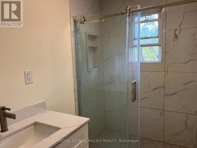 Building Photo - 1032 Mud St E