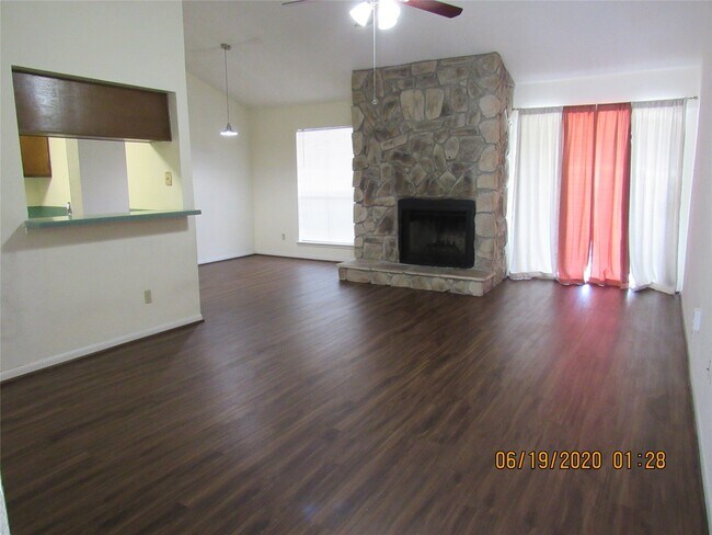 Foto del edificio - 17401 Red Oak Dr