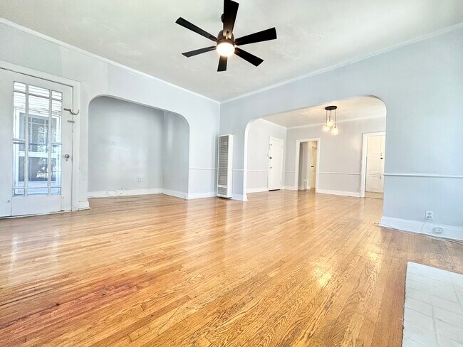Building Photo - 1019 1/2 S Orange Dr Los Angeles, CA 90019