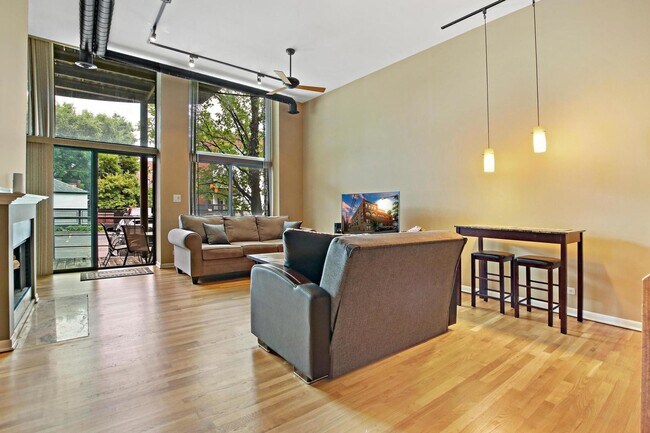 Foto del edificio - 2343 N Greenview Ave