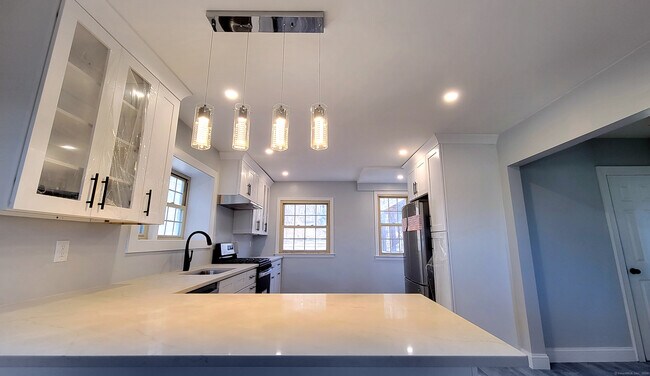 Building Photo - 437 Hoyt St