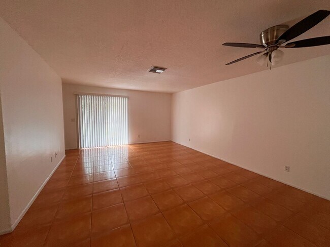Building Photo - 3 bed 2 bath fenced in yard!