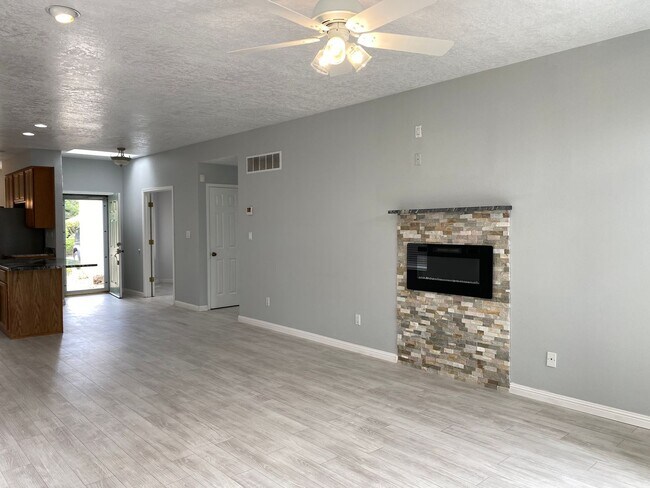 Building Photo - Location, location!  Updated 3 Br, 2 Bath ...