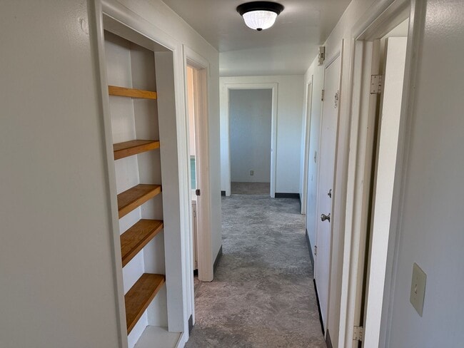 Foto del edificio - Large upstairs 2 bedroom apartment!