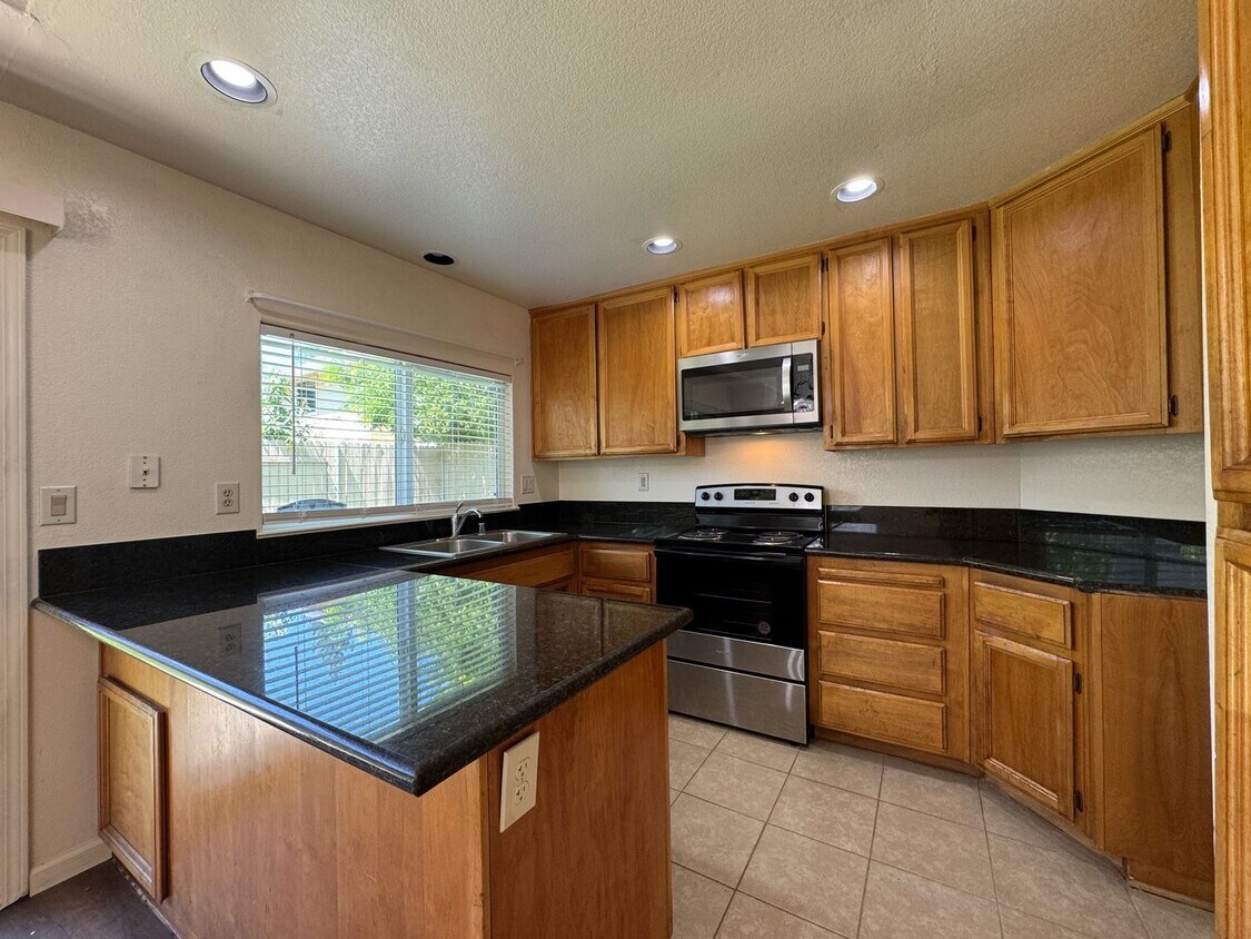 Building Photo - Beautiful upgraded Rocklin 3 Bedroom