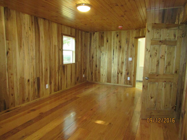 Building Photo - Beautiful Country Cabin