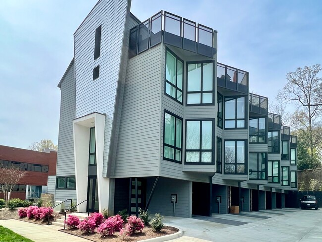 Building Photo - Modern Townhome with Roof Terrace in Dilwo...