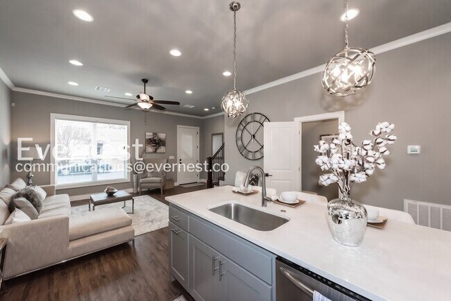 Foto del edificio - CONCESSION AVAILABLE! 2 Bed/2.5 Bath Town Home with Modern Amenities / Pet-Friendly / Available S...