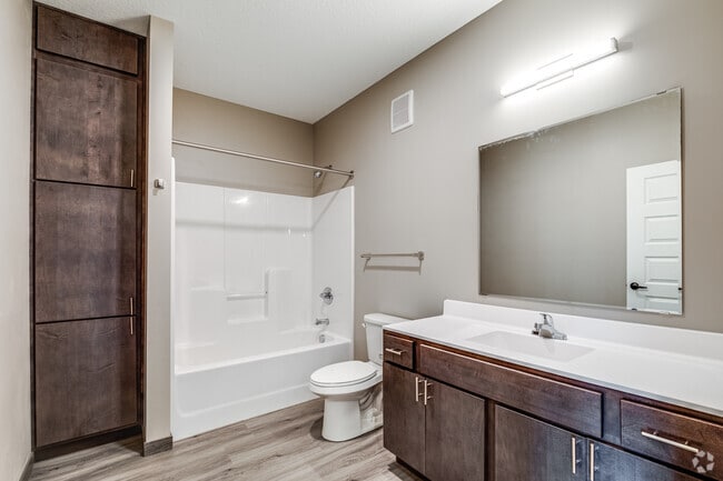2BR, 2BA - 1105SF - Golden Aspen Flats