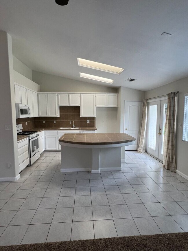 Foto del edificio - Spacious SW Bakersfield home!
