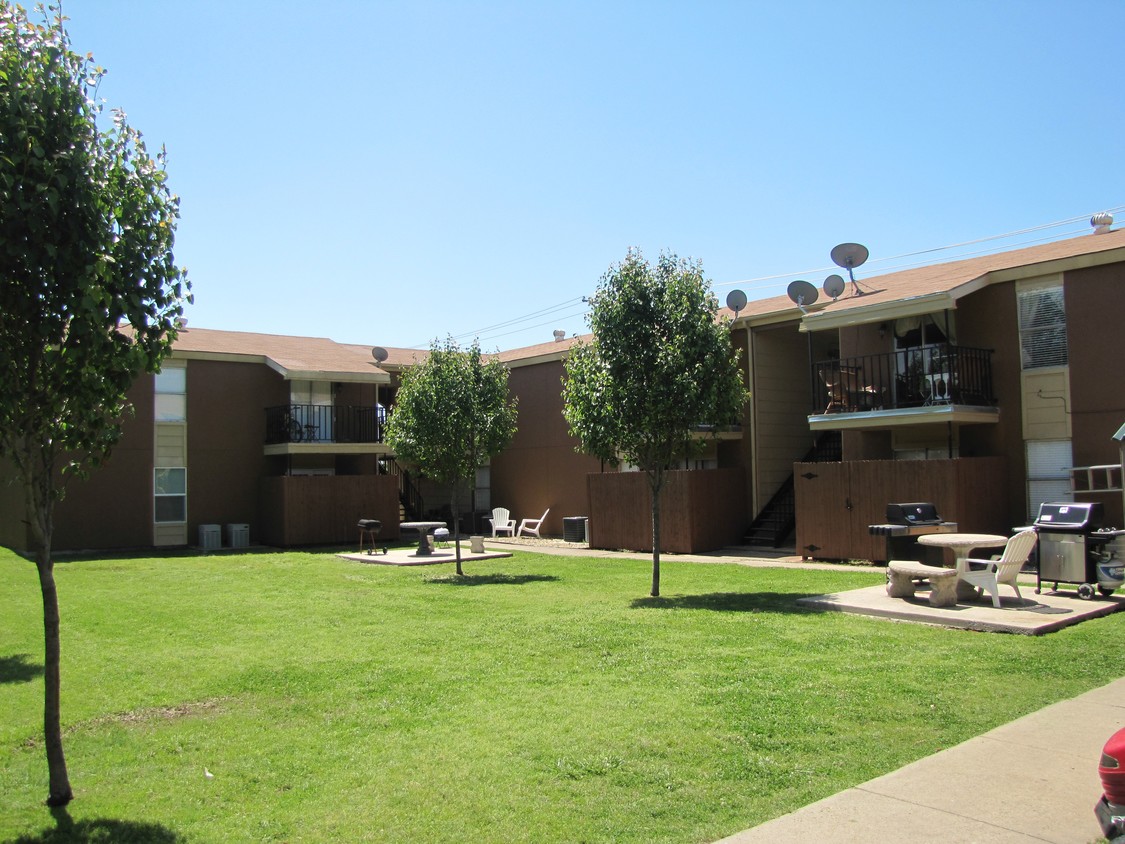 Building Photo - Country Living Apartments