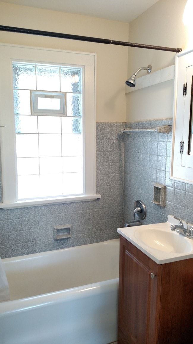 Building Photo - 403 N 61st St