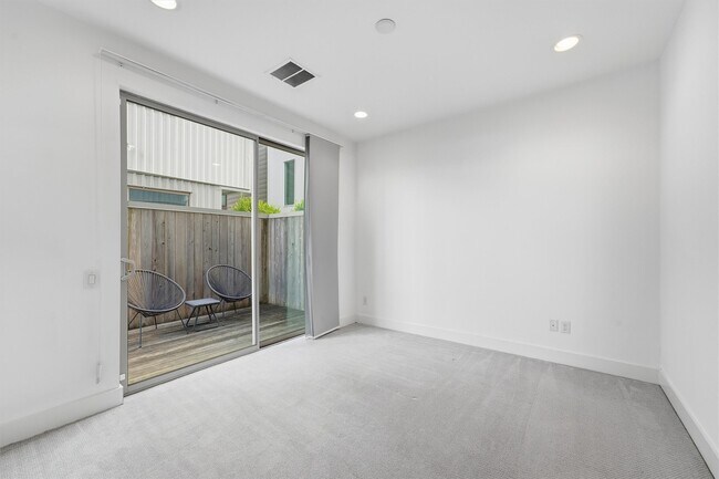Foto del edificio - 1155 W 17th St