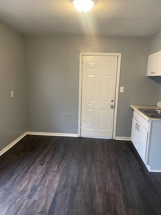 Building Photo - Cute Duplex in South Memphis