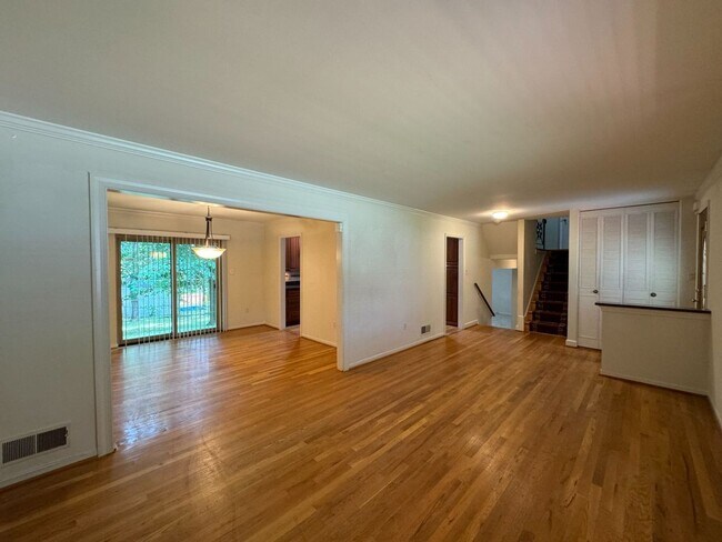 Foto del edificio - Spacious 4 Bed 3 Bath Home With Fully Fenc...