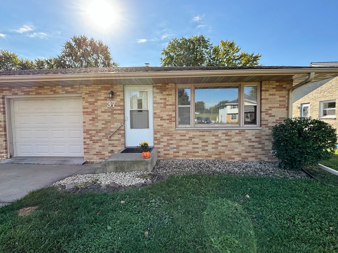 Primary Photo - 37 W Klubertanz Dr