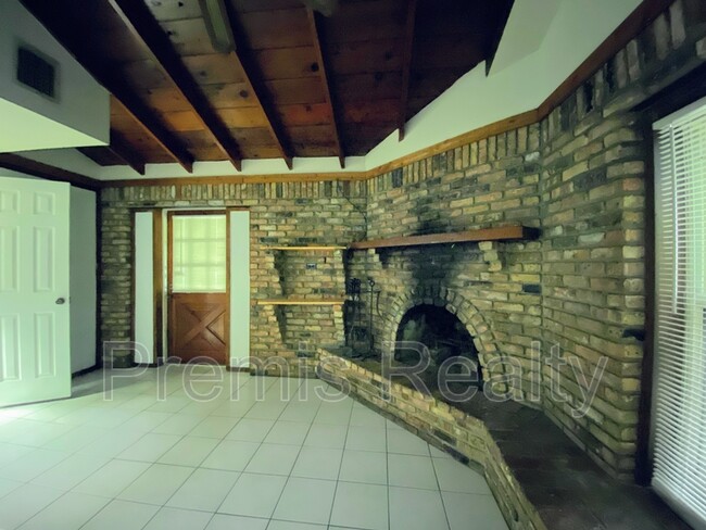 Building Photo - 2686 Sunset Dr
