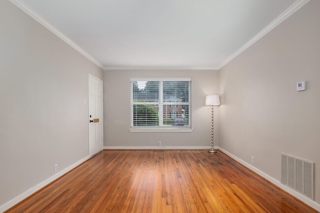 Foto del edificio - Beautiful Large Condominium for Lease Now