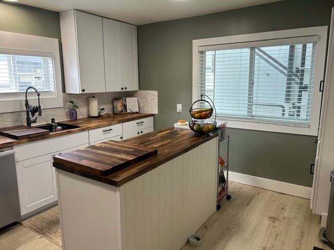 Building Photo - 144 Grand Larry St