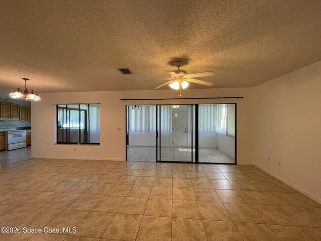 Building Photo - 997 Mariposa Dr NE