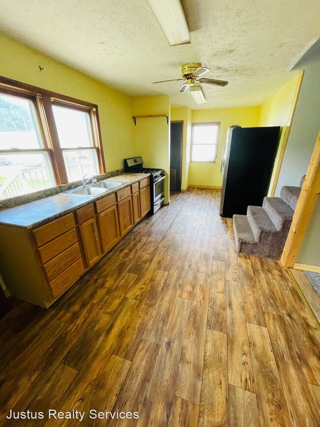 Building Photo - 4 br, 1 bath House - 615 W 9th