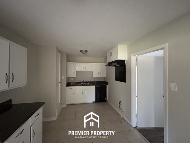 Building Photo - Unique 4BR/2BA Southaven Home | Hardwood Vaulted Sunroom & Fenced Yard