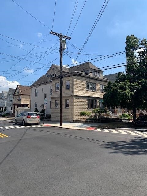 Foto principal - 137 W 9th St