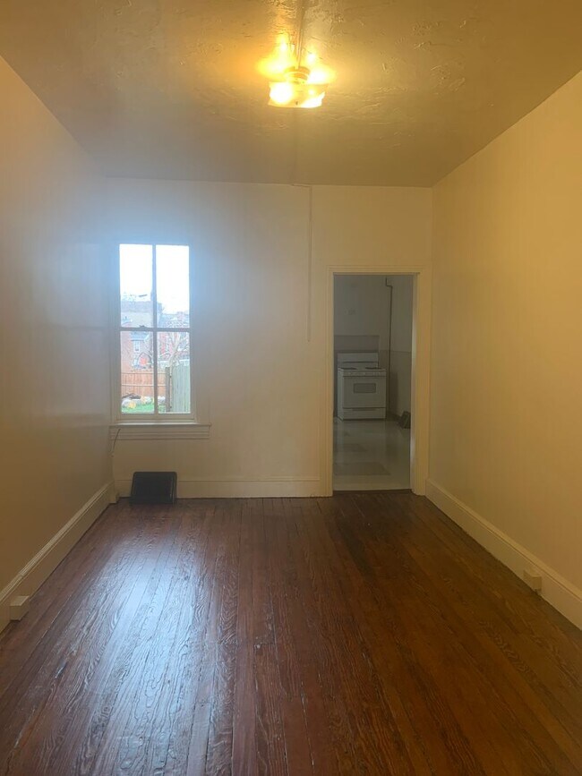 Building Photo - First Floor in York City-1 bedroom apartme...