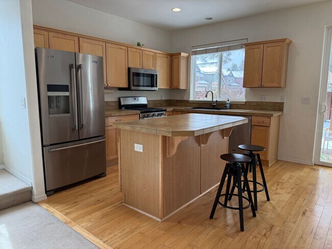 Foto del edificio - Beautifully Maintained 2 Bed/ 2.5 Bath - River Canyon Estates