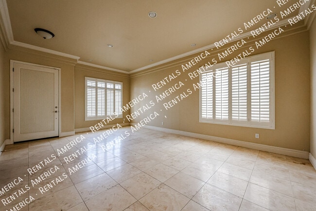 Building Photo - 2211 W Olive Way