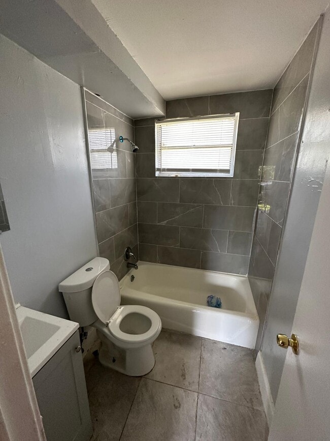 Building Photo - 1305 W 6th St