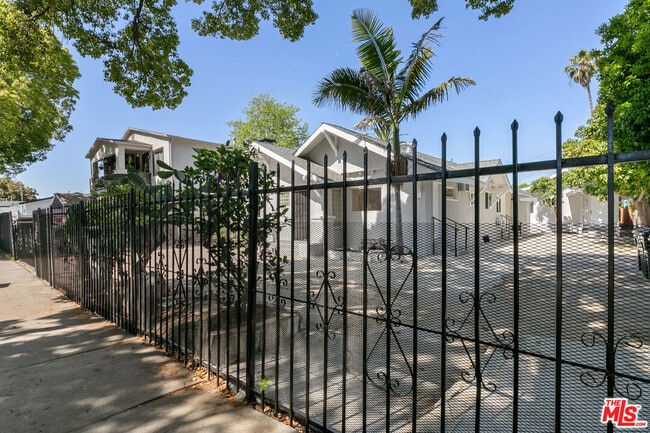 Building Photo - 3913 S Budlong Ave