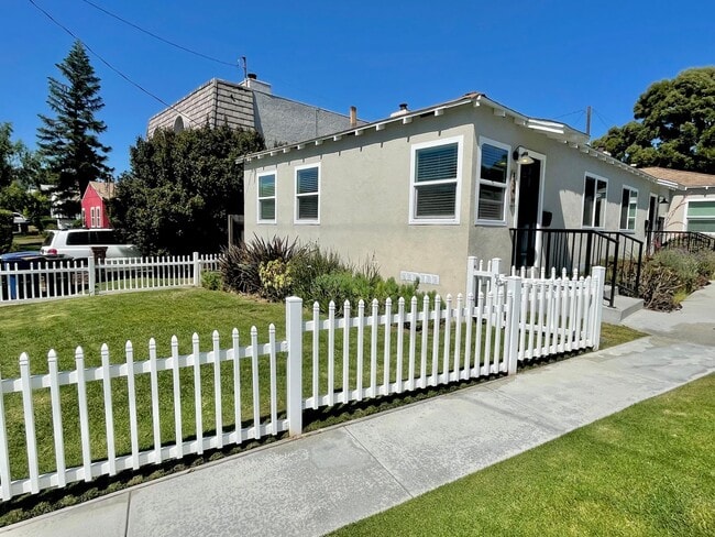 Foto del edificio - Large Private Yard, New Flooring & Free Laundry in Renovated 1BD