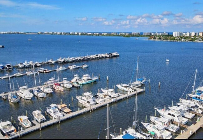 Foto del edificio - 236 Moorings Dr