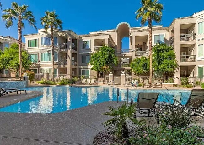 Courtyard with pool - 435 W Rio Salado Pky