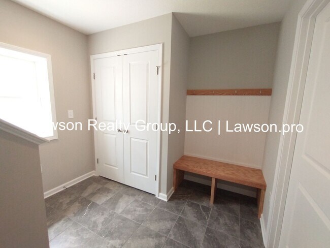 Foto del edificio - Upscale Three Bedroom in Colonial Green with Garage