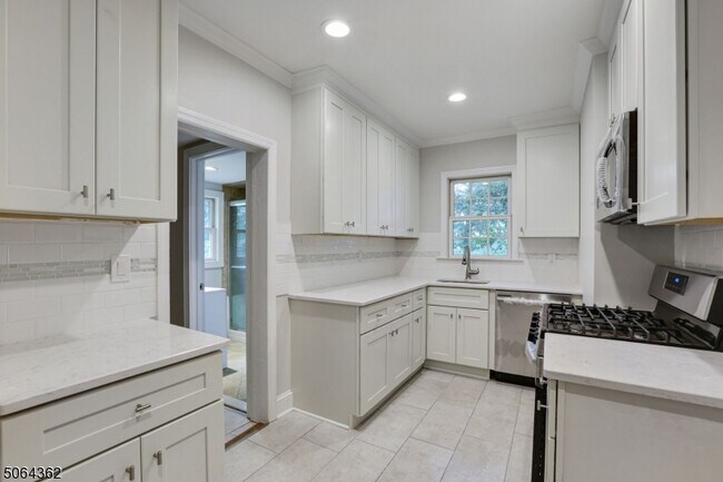 Building Photo - 304 N 10th St