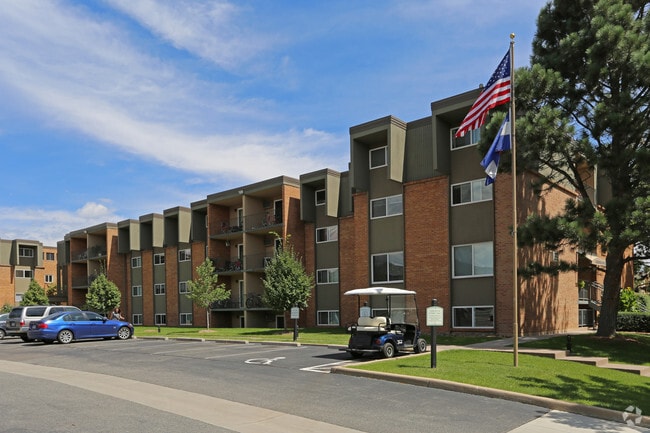 Building Photo - Glenlake