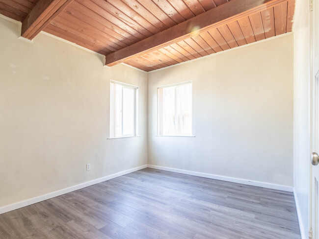 Building Photo - 670 Denslowe Dr