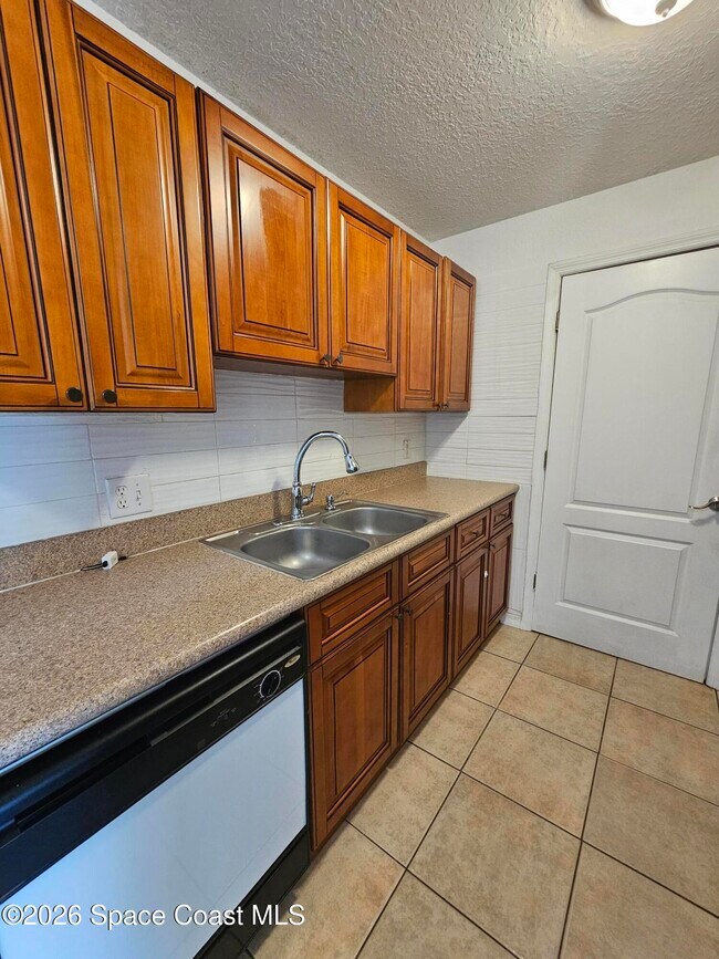 Foto del edificio - 2101 Forest Knoll Dr NE