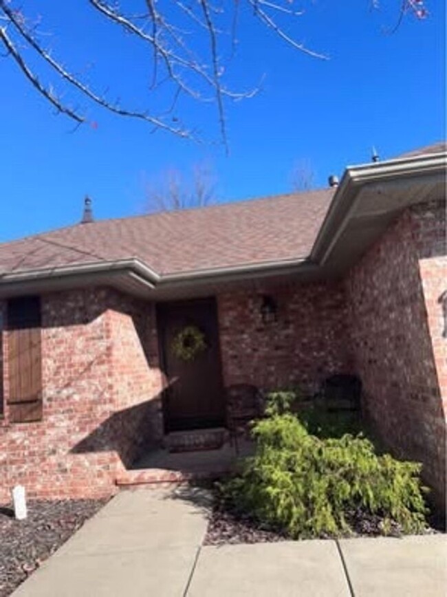 Building Photo - Spacious home in Ozark North schools